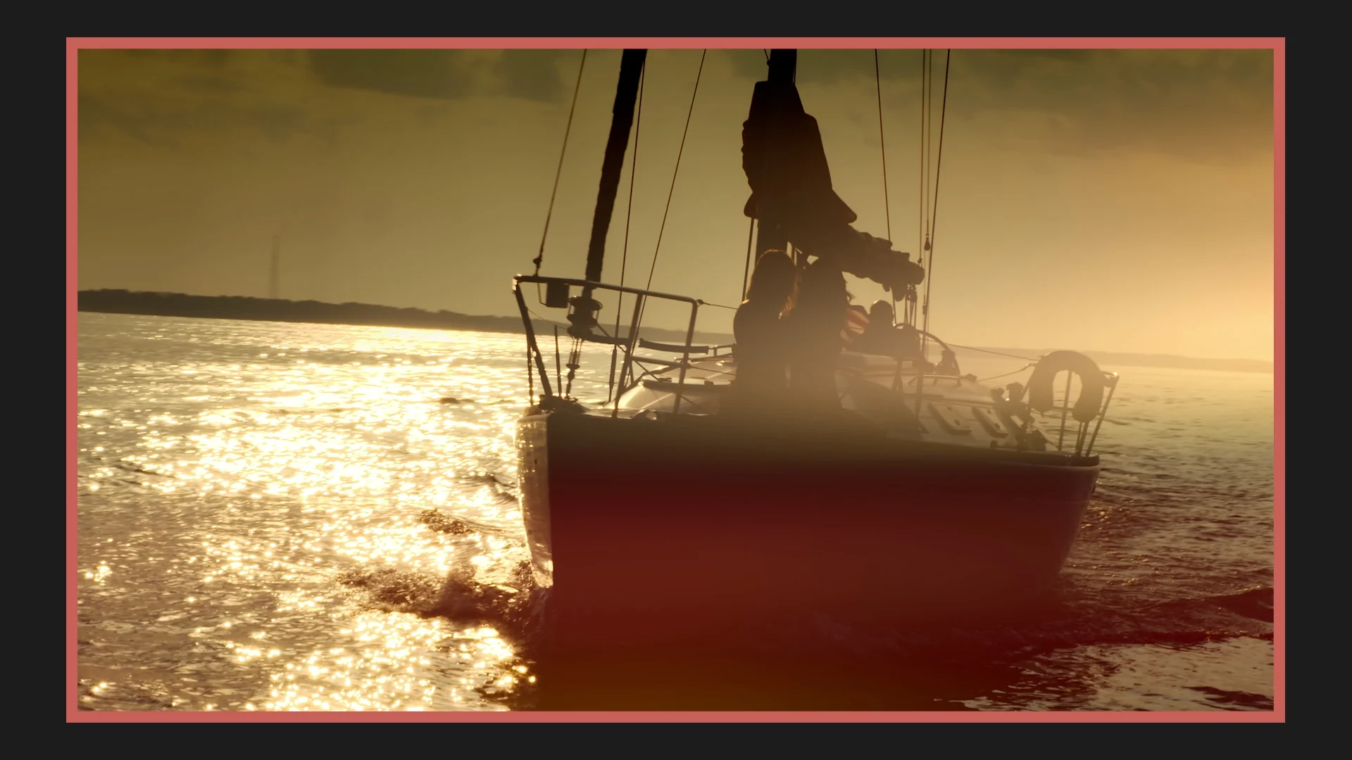 Fotograma del reel: velero navegando al atardecer